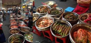 דוכן קימצ'י בשוק אוכל בקוריאה